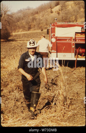 WALLACE WHITEY WOLF IST EIN LEUTNANT IN DER FREIWILLIGEN FEUERWEHR. Das UNTERNEHMEN WURDE ZU KÄMPFEN FEUERWEHR HERR WOLF ARBEITET ALS MECHANIKER IN DER WERKSTATT genannt. Er ist ein eingeborener DER STADT, dessen Mutter und Großmutter NOCH Bewohner dort. NEW ULM IST EINE KREISSTADT HANDELSPLATZ DER 13.000 IN EINE LANDWIRTSCHAFTLICHE FLÄCHE VON SOUTH CENTRAL MINNESOTA. Es wurde gegründet, um 1854 ein deutscher Einwanderer LAND COMPANY Stockfoto