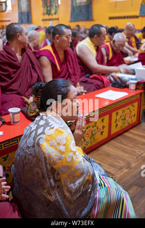 Ein frommer Nepalesischen Sherpa Buddhistischen betet und meditiert vor den Mönchen in einem buddhistischen Tempel in Elmhurst Queens, NY Stockfoto