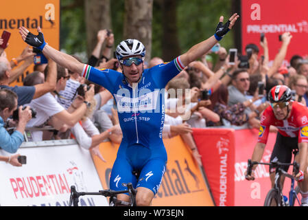 Radfahrer Elia Viviani Gewinnen der aufsichtsrechtlichen Fahrt London-Surrey Klassiker in der Mall, London, UK. Feiert den Gewinn mit Volk, Masse, Massen Stockfoto