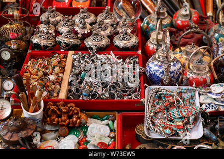 Verschiedene Einzelteile verkauft auf Cat Street Flohmarkt in Hong Kong Stockfoto