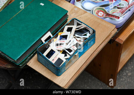 Vintage Folien in einer blauen Box Cat Street Flohmarkt in Hongkong verkauft. Stockfoto