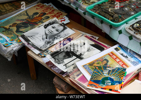 Vintage Poster und Bilder verkauft auf Cat Street Flohmarkt in Hong Kong Stockfoto