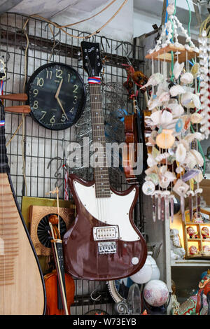 Second hand Instrumente und andere Einzelteile an Cat Street Flohmarkt in Hongkong verkauft. Stockfoto