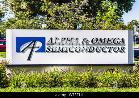 August 1, 2019 Sunnyvale/CA/USA - Alpha & Omega Semiconductor (AOS) Zeichen vor ihrem Hauptsitz im Silicon Valley angezeigt; Stockfoto