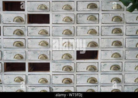 Weiß Aktenschrank im alten Stil. Mit fehlenden Schubladen. Retro. Stockfoto