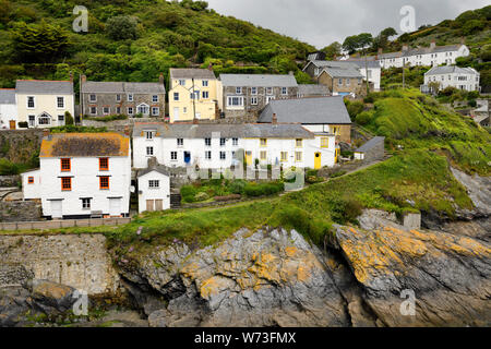 Farbige Fenster mit weiß getünchten Häusern auf einer Klippe der Küstenort Eglinton Cornwall England Stockfoto