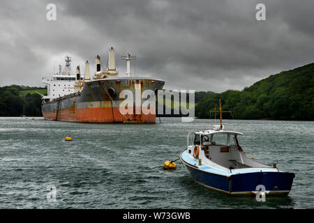 Kleines Boot und bulk carrier SSI VERTRAUEN Alkyon Sea Stallion Pool günstig im Fluss Fal im King Harry Fähre Truro Großbritannien Stockfoto