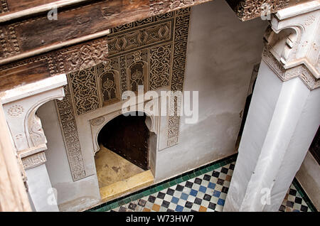 Medersa Ben Youssef - Marrakech, Marokko. Zedernholz geschnitzt, Bögen und Stuck mit Arabische Kalligraphie geschmückt. Stockfoto