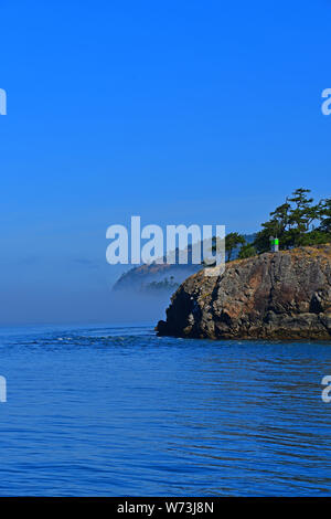 Morgen Nebel an der Küste von Deception Pass in der Nähe der San Juan Inseln im Staat Washington, USA Stockfoto