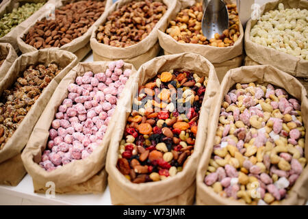 Mix Nüsse, gesunde vegane Ernährung. Trockene Früchte, die in Beuteln auf dem Markt. Natürliche Körner. Stockfoto