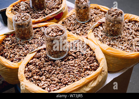 Taschen voller Walnüsse. Frischen Walnuss verpackt in die Plastiktüte, ökologische Konzept. Close Up. Stockfoto