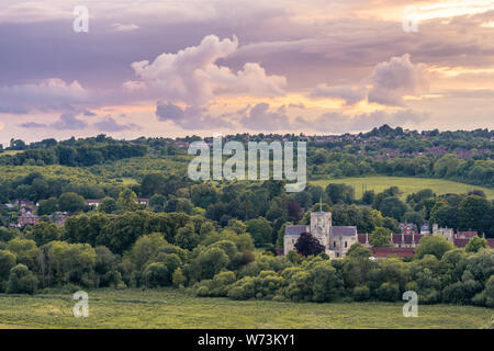 Szenische Ansicht vom St Catherine's Hill über die historischen Hl. Kreuz Kirche in Winchester während der Goldenen Stunde Sonnenuntergang, ländliche Hampshire, England, Großbritannien Stockfoto