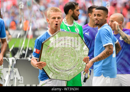 London, Großbritannien. 4. Aug 2019. Manchester City defender Oleksander Sintschenko hält das Charity Shield während der FA Community Shield Übereinstimmung zwischen Manchester City und Liverpool im Wembley Stadion, London am Sonntag, den 4. August 2019. (Credit: Jon Hobley | MI Nachrichten) Credit: MI Nachrichten & Sport/Alamy leben Nachrichten Stockfoto