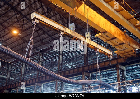 Kran Lader trägt rebar und Walzdraht in der Fabrik Stockfoto