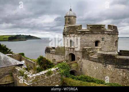 St Mawes Castle Festung zu St Andrews Leuchtturm an der Küste von Carrick Roads und dem Atlantischen Ozean im Roseland Halbinsel Cornwall England suchen Stockfoto