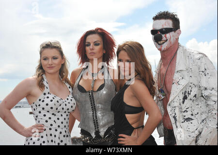 CANNES, Frankreich. Mai 13, 2010: Kate Soulsby (links), Victoria Hopkins & Victoria Besen Sterne von Zombie Frauen Satans mit Regisseur Warren Drehzahl bei fotoshooting am Strand am 63. Festival de Cannes. © 2010 Paul Smith/Featureflash Stockfoto