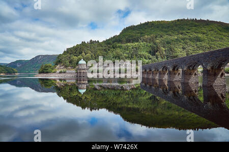 Garreg Ddu Talsperre, Elan Valley, Rhayader, Powys: die Bögen der Steinernen Brücke & Umgebung Landschaft im Wasser spiegelt. Stockfoto