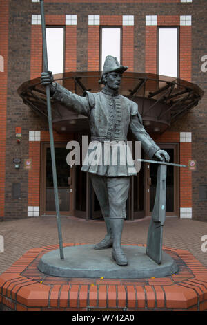 Die Bargemaster Statue vor der EMC auf der Great West Road Brentford Middlesex London Großbritannien Stockfoto