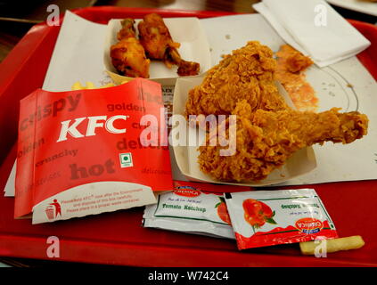 Kolkata, West Bengal, Indien. 4 Aug, 2019. Frische Knusprige Hähnchen Element auf das Fach der KFC die Amerikanische Fast-Food-Unternehmen im Quest Mall in Kalkutta gesehen. Credit: Avishek Das/SOPA Images/ZUMA Draht/Alamy leben Nachrichten Stockfoto