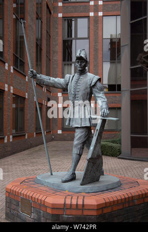 Die Bargemaster Statue vor der EMC auf der Great West Road Brentford Middlesex London Großbritannien Stockfoto