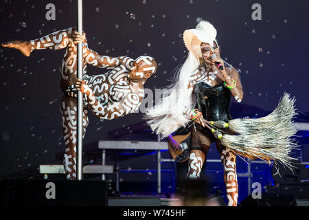 Brighton, UK. 04 Aug, 2019. Grace Jones führt an LOVEBN 1 fest als Teil von Brighton & Hove Stolz in Preston Park, Brighton am 4. August 2019. Bild von Tabatha Feuerwehrmann/weiblichen Perspektive Credit: Weibliche Perspektive/Alamy leben Nachrichten Stockfoto