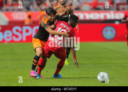 Leverkusen, Deutschland, 04.08.2019, Freundschaftsspiel Bayer 04 Leverkusen vs FC Valencia: Kang-in Lee (Valencia, L) und Wendell (B04). Stockfoto