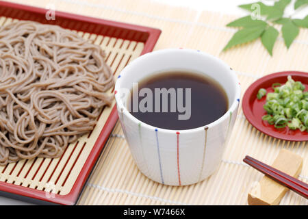 Japanische Zaru Soba Nudeln auf dem Teller auf weißem Hintergrund Stockfoto