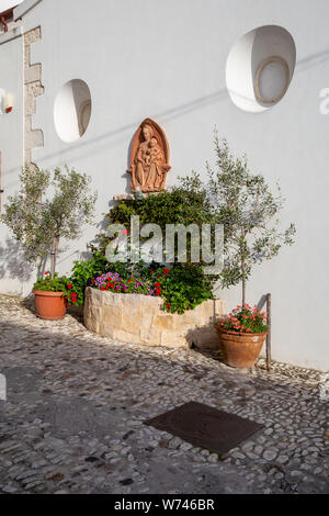 Enge Straßen mit Treppen, weiße Häuser und Blumen in Peschici. Schöne Architektur Gebäude Exterieur im historischen Zentrum, Gargano, Italien Stockfoto