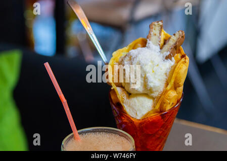 Schokolade und Vanille Eis in der Waffel Kegel. Stockfoto