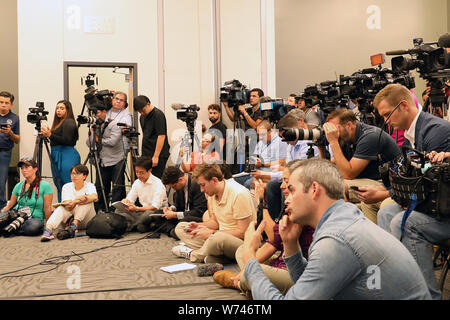 El Paso, USA. 4 Aug, 2019. Reporter nehmen an einer Pressekonferenz über die Massenerschießungen in El Paso, Texas, USA, August 4, 2019. Die US-Regierung ist eine Masse schießen im US-Bundesstaat Texas in den Vereinigten Staaten am Samstag behandeln wie ein inländischer Terrorismus die US-Staatsanwalt für den westlichen Bezirk von Texas sagte Sonntag. Der Angriff in der Grenzstadt El Paso in Texas Links 20 Tote und 26 Verletzte. Ein 21-jähriger Weißer verhaftet worden. Credit: Liu Liwei/Xinhua/Alamy leben Nachrichten Stockfoto