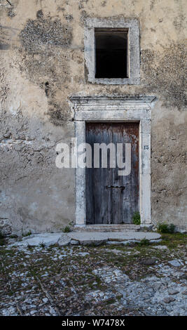 Enge Straßen mit Treppen, weiße Häuser und Blumen in Peschici. Schöne Architektur Gebäude Exterieur im historischen Zentrum, Gargano, Italien Stockfoto