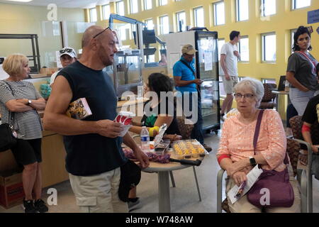 El Paso, Texas, USA. 4 Aug, 2019. Blutspender gewinnen nach, das Blut auf Blut Vitalent Dienstleistungen. Vertreter mit Vitalent, sagten, sie hätten eine Ausgießung von Menschen Blut spenden nach dem Gottesdienst schießen Samstag. Credit: Josh Bachman/ZUMA Draht/Alamy leben Nachrichten Stockfoto