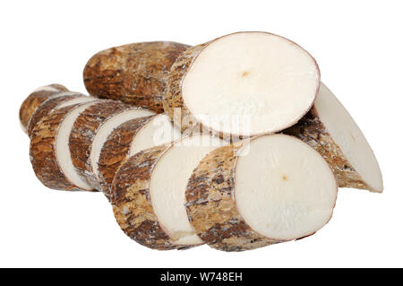 In Scheiben geschnitten Maniok (Cassava) auf weißem Hintergrund Stockfoto