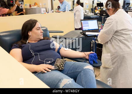 El Paso, Texas, USA. 4 Aug, 2019. REBECCA MONTOYA, von Las Cruces, New Mexico fuhren nach Vitalent in El Paso, Blut zu spenden. Vitalent Vertreter sagten, sie hätten eine Ausgießung von Menschen Blut spenden nach dem Gottesdienst Schießen am Samstag. Credit: Josh Bachman/ZUMA Draht/Alamy leben Nachrichten Stockfoto