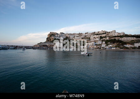 Malerische Stadt in Apulien, Peschici, Adria Küste von Italien. Ort Vieste, Gargano, Apulien, Italien Stockfoto