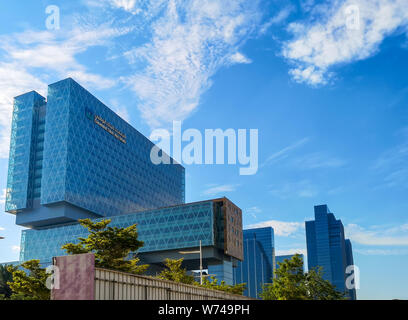 Modernes Krankenhaus Gebäude durch Wolken - Cleveland Clinic Abu Dhabi Al Maryah Insel umgeben Stockfoto