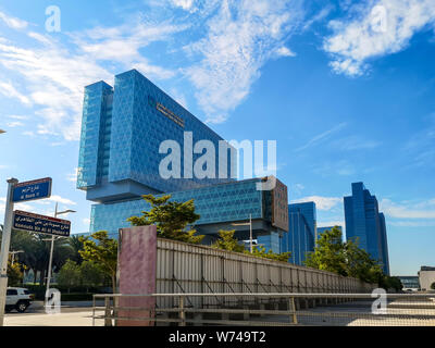 Modernes Krankenhaus Gebäude durch Wolken - Cleveland Clinic Abu Dhabi Al Maryah Insel umgeben Stockfoto