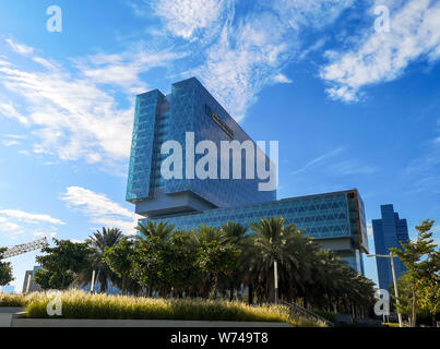 Modernes Krankenhaus Gebäude durch Wolken - Cleveland Clinic Abu Dhabi Al Maryah Insel umgeben Stockfoto
