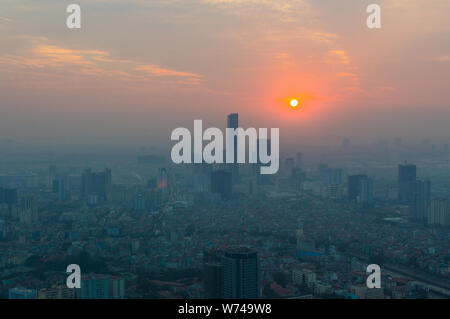 Luftaufnahme von Hanoi skyline Stadtbild bei Sonnenuntergang. Stockfoto