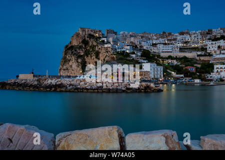 Abend Panorama der malerischen mediterranen Stadt Vieste, Gargano, Italien Stockfoto