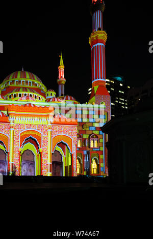 Schöne bunte Lichter mit orientalischen Mustern auf eine Moschee in der Stadt angezeigt - Schöne Sharjah Lights Festival Stockfoto