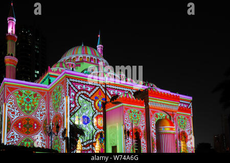 Schöne bunte Lichter mit orientalischen Mustern auf eine Moschee in der Stadt angezeigt - Schöne Sharjah Lights Festival Stockfoto