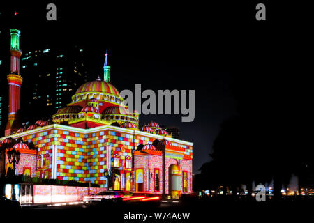 Schöne bunte Lichter mit orientalischen Mustern auf eine Moschee in der Stadt angezeigt - Schöne Sharjah Lights Festival Stockfoto