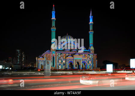 Schöne bunte Lichter mit orientalischen Mustern auf eine Moschee in der Stadt angezeigt - Schöne Sharjah Lights Festival Stockfoto