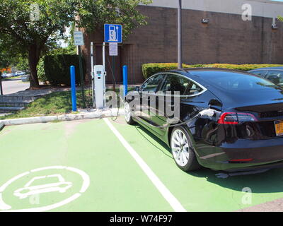 Neu installierten elektrischen Fahrzeug Ladestation in einem öffentlichen Parkplatz in Nyack, New York nicht weit vom Hudson River in Rockland County. Stockfoto