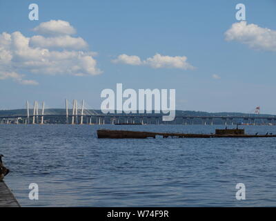 Mit Blick auf den Hudson River auf der Suche nach Osten in Richtung der neu abgeschlossenen Tappan Zee Bridge zwischen Rockland County und Westchester County im Staat New York. Stockfoto