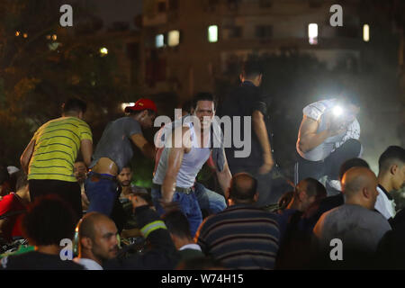 Kairo, Ägypten. 05 Aug, 2019. Die Menschen stehen vor der National Cancer Institute nach einer Explosion. Nach Angaben des Gesundheitsministeriums mindestens 17 Menschen ums Leben gekommen und 26 verletzt worden. Credit: Omar Zoheiry/dpa/Alamy leben Nachrichten Stockfoto