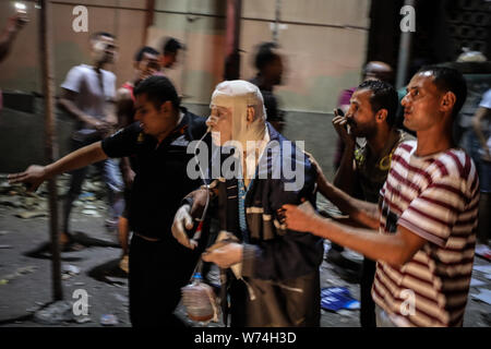 Kairo, Ägypten. 05 Aug, 2019. Personen Transport ein nach einer Explosion vor der National Cancer Institute verletzt. Nach Angaben des Gesundheitsministeriums mindestens 17 Menschen ums Leben gekommen und 26 verletzt worden. Credit: Omar Zoheiry/dpa/Alamy leben Nachrichten Stockfoto