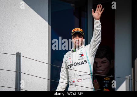 Mercedes AMG PETRONAS-F1-Teams British Pilot Lewis Hamilton feiert nach dem Gewinn der Ungarischen F1 Grand Prix am Hungaroring. Stockfoto