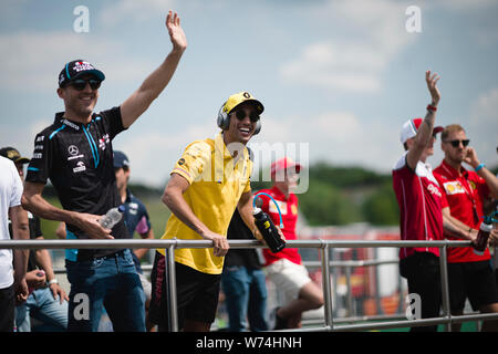 ROKiT Williams Racing polnischen Fahrer Robert Kubica und Renault Sport F1-Team australische Fahrer Daniel Ricciardo besuchen die Treiber parade vor, bevor die Ungarische F1 Grand Prix am Hungaroring. Stockfoto